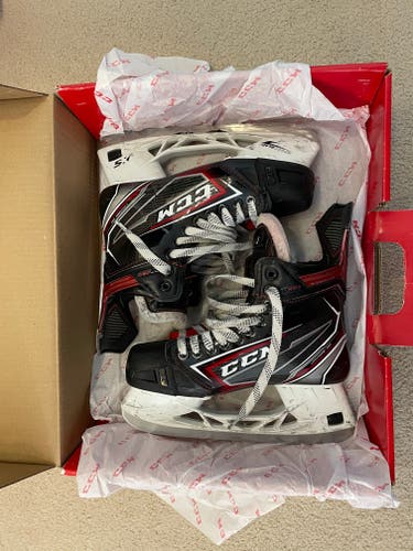 CCM JetSpeed FT490 Hockey Skates Regular Width Size 6 (Used)