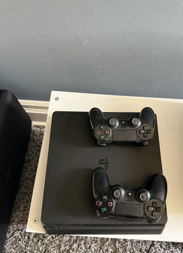 Playstation 4 Sony, 2 controller and game set.