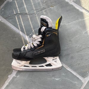 Black/Yellow 2018 Bauer Supreme S27 Hockey Skates Size 2 (Used)
