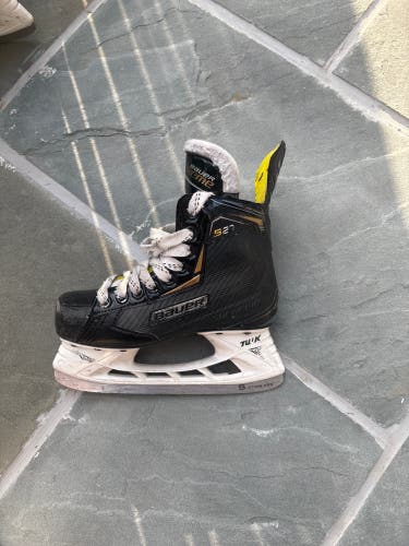 Black/Yellow 2018 Bauer Supreme S27 Hockey Skates Size 2 (Used)