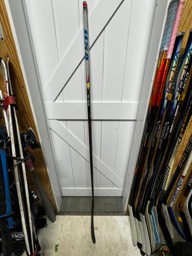 Senior Bauer Vapor Flylite Right Handed Hockey Stick P28 70 Flex (New)