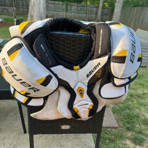 Men's Large Senior Bauer Supreme TotalOne Shoulder Pads (Used)