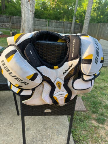 Men's Large Senior Bauer Supreme TotalOne Shoulder Pads (Used)