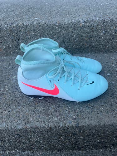 Green Unisex 5.5Y (Big Kids / Youth) Nike Phantom Luna Elite Molded Cleats Cleats (Used)