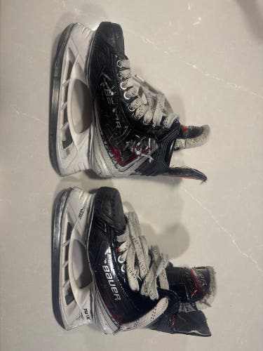 2025 Bauer Vapor Fly40 Hockey Skates Regular Width Size 2.5 (Used)