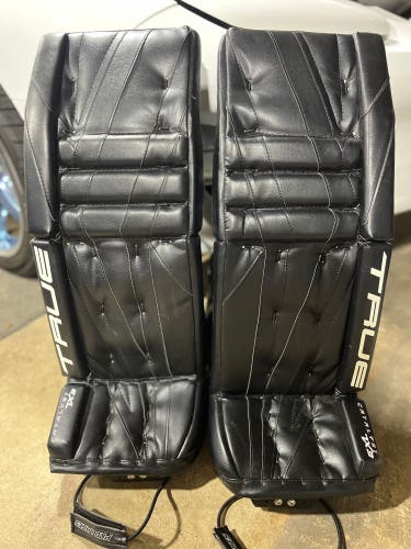 30" 2024 True Catalyst 7X3 Goalie Leg Pads (Used)