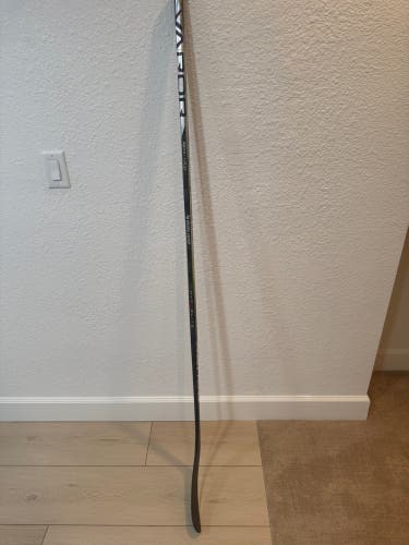 Senior Bauer Vapor Hyperlite 2 Right Handed Hockey Stick P90TM 77 Flex (Used)