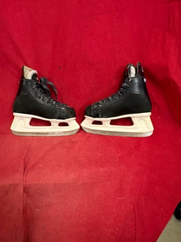 Hockey Skates: CCM Rapide 101 ice hockey skates. Size: US10