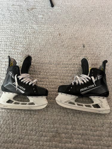 Black 2023 Bauer Vapor Hyperlite 2 Hockey Skates Regular Width Pro Stock 8 (Used)