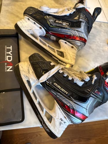 Black Bauer Vapor 2X Pro Hockey Skates Regular Width Size 4 (Used)