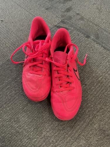 Used Nike Soccer Cleats Pink Junior 04.5 11614-S000234878