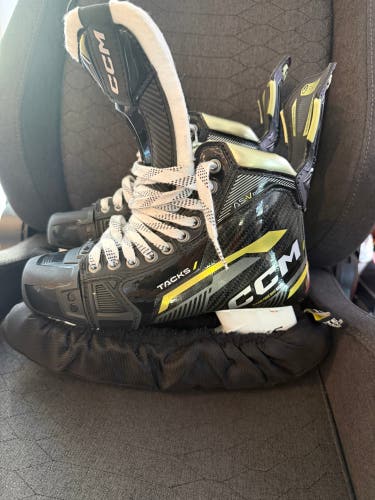 CCM AS-V Pro Hockey Skates Wide Width Size 6.5 (Used)