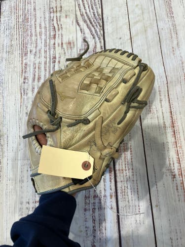 White Mizuno MVP Prime RH Softball Glove 12.5" (Used)