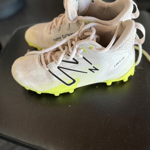 White Unisex Size M 2.0 (W 3.0) New Balance Freeze 4.0 Mid Top Molded Cleats (Used)