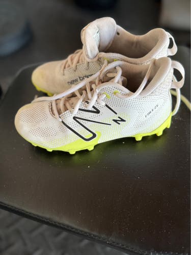 White Unisex Size M 2.0 (W 3.0) New Balance Freeze 4.0 Mid Top Molded Cleats (Used)