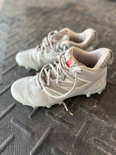 Gray Unisex Size M 2.5 (W 3.5) New Balance Freeze 3.0 Mid Top Molded Cleats (Used)