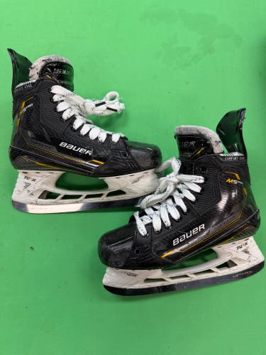 Intermediate Bauer Supreme M5 Pro Hockey Skates Size 5.5 (Used)