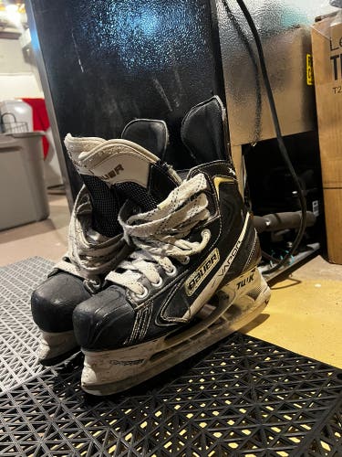 Black 2012 Bauer Vapor X7.0 Hockey Skates Regular Width Size 5.5 (Used)