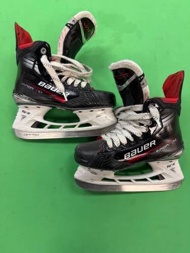 Intermediate Bauer Vapor X4 Hockey Skates Size 4 (Used)