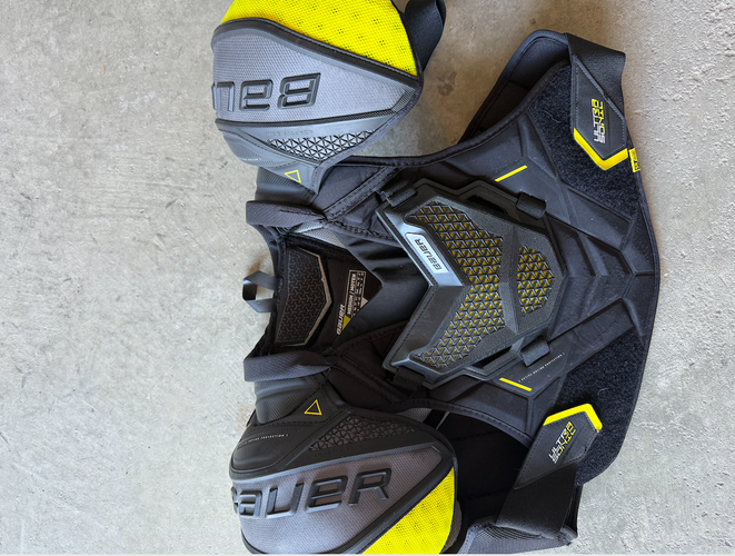 Men's Medium Senior Bauer Supreme Ultrasonic hockey Shoulder Pads (Used)