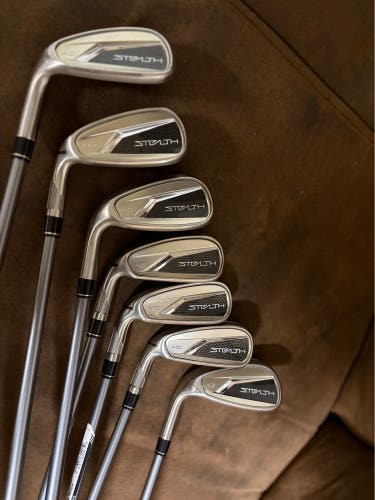 Men's TaylorMade Stealth HD Left Hand Iron Set Stiff Flex 7 Pieces Graphite Shaft (Used)