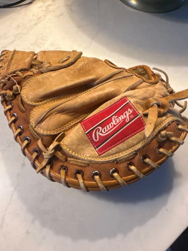 Vintage Rawlings Lance Parrish model catcher’s mitt featuring the classic “Deep Well Pocket” 31-32