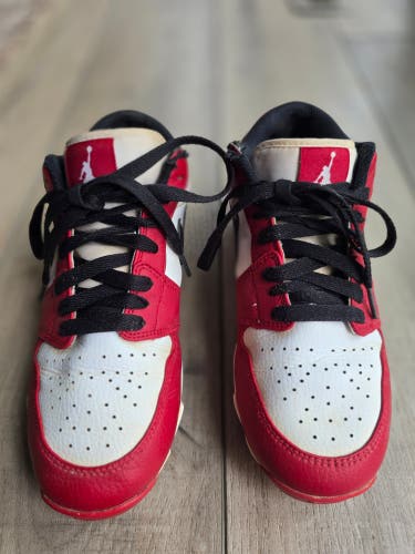 Red Kid's 5.5Y (Big Kids / Youth) Youth Low Top Air Jordan Molded Cleats (Used)