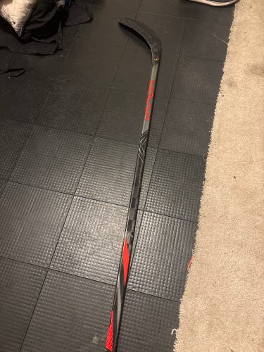 Intermediate Bauer Vapor Flylite Right Handed Hockey Stick P88 65 Flex (Used)