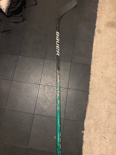 Senior Bauer Vapor Hyperlite Right Handed Hockey Stick P88 65 Flex Pro Stock (Used)
