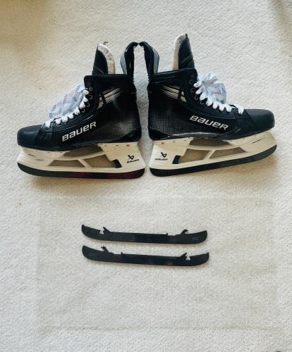 Black 2023 Bauer Vapor Hyperlite 2 Hockey Skates Pro Stock 9.5 (Used)