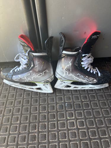 2021 Bauer Vapor Hyperlite Hockey Skates Regular Width 9.5 (Used)