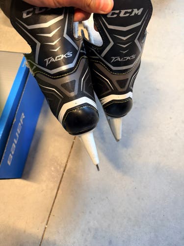 2018 CCM Tacks 9040 Hockey Skates Size 3 (Used)