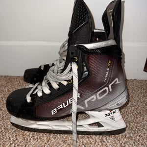 2021 Bauer Vapor Hyperlite Hockey Skates Regular Width Pro Stock 9.5 (Used)