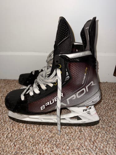 2021 Bauer Vapor Hyperlite Hockey Skates Regular Width Pro Stock 9.5 (Used)