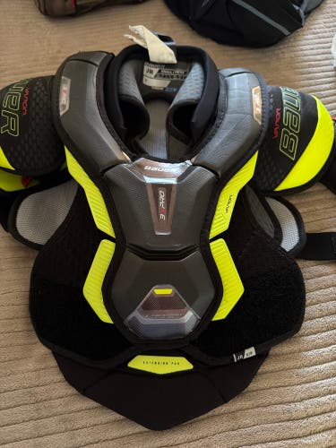Small Junior Bauer Vapor 3X Pro Shoulder Pads (Used)