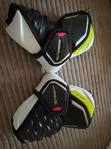 Junior Medium Bauer Vapor Hyperlite Elbow Pads (Used)
