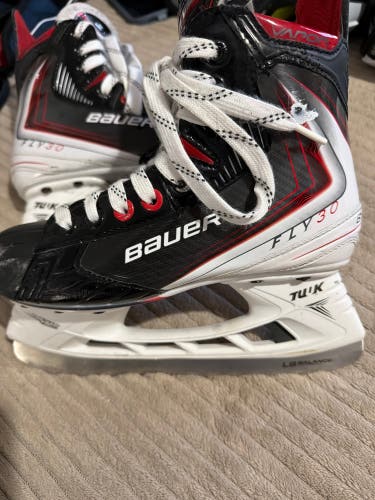 Black/White 2025 Bauer Vapor Fly30 Hockey Skates Regular Width Size 3.5 (Used)