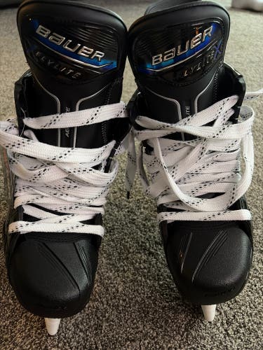 Black 2025 Bauer Vapor Flylite Hockey Skates Regular Width 6.5 (New)
