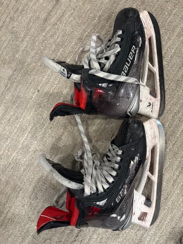 Black 2025 Bauer Vapor 5x Pro Hockey Skates Size 4 (Used)