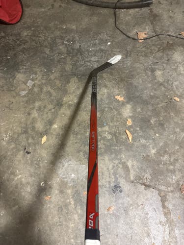 Intermediate Bauer Vapor Hyperlite 2 Right Handed Hockey Stick P28 77 Flex (Used)