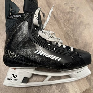 Black 2025 Bauer Vapor Flylite Hockey Skates Wide Width 7 (Used)