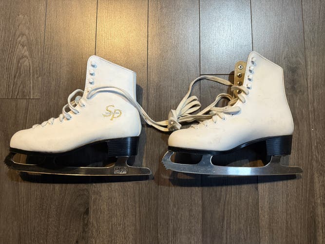 CCM Figure Skates Adult 9 (Used)