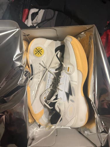 Men's Size M 11.5 (W 12.5) Shoes (New)