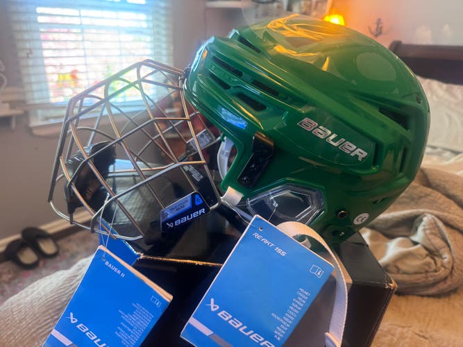 Medium Bauer Re-Akt Helmet (New)