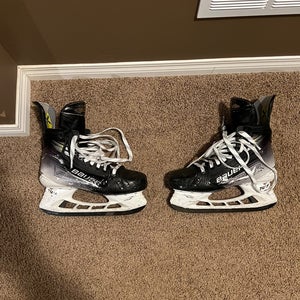 2023 Bauer Vapor Hyperlite 2 Hockey Skates 7.5 (Used)