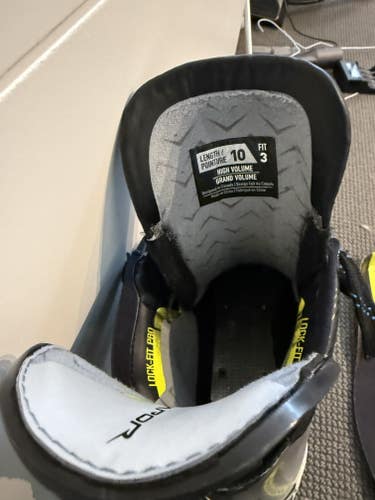 Bauer Vapor Hyperlite 2 Hockey Skates Extra Wide Width 10 (Used)