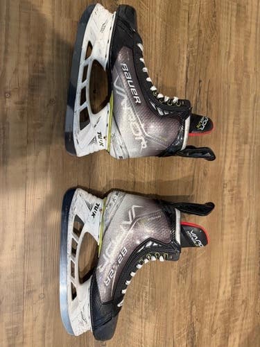 Bauer Vapor Hyperlite Hockey Skates 9.5 (Used)