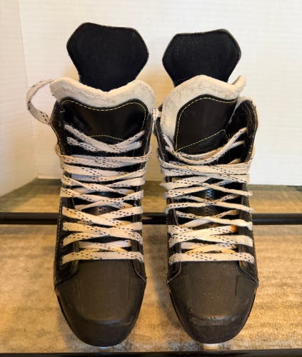 Black/White 2018 CCM Tacks 9040 Hockey Skates Regular Width Size 3 (Used)