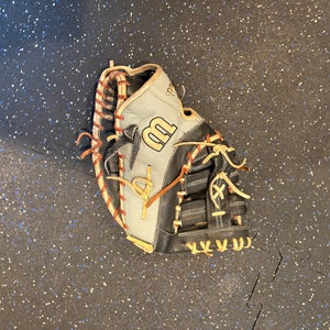 2022 Wilson RH First Base A200 Baseball Glove 12.5" (Used)