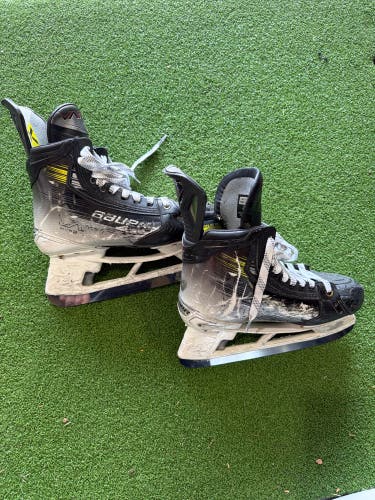 Black 2023 Bauer Vapor Hyperlite 2 Hockey Skates Regular Width 7 (Used)